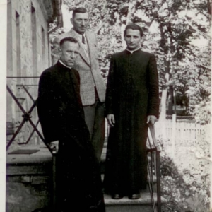 55. Ks. T. Chrobak, organista A. Maliszewski, ks. St. Karwowski (29.06.1957r.)