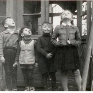 70. Dzieci przy plebanii w Zwierznie,  ok. 1954 r..