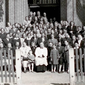 22. Zdjęcie przed wejsciem do kościoła z ks. Teofilem Chrobakiem przed 1960 r.