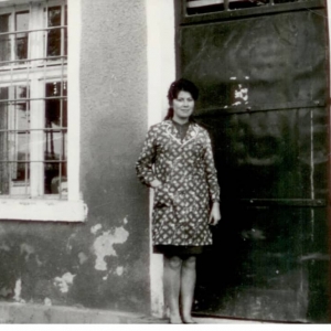 20. Pani Irenka (kierownik sklepu Tekstylnego w Zwierznie) przy drzwiach wejściowych do sklepu, 1976 r.).