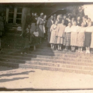 11. Zespół artystyczny, zdjęcie wykonane na schodach Domu Ludowego ok. 1952 -1953.
