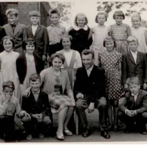 2. Klasa, 1958 r., zdjęcie wykonane obok starej szkoły w Jeziorze zw. Belweder.
