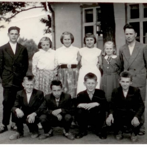 3. W tle widać starą szkołę w Jeziorze Belweder (Przy kościele parafialnym, ( ok. 1959/1960 r.).