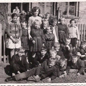 6. Uczniowie z wychowawczynią Panią Skotnicką przed szkołą  w Markusach (budynek nieistniejący), ok. 1958/1959