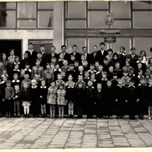 59. Uczniowie szkoły wraz z nauczycielami na uroczystym rozpoczęciu roku szkolnego 1965/1966.