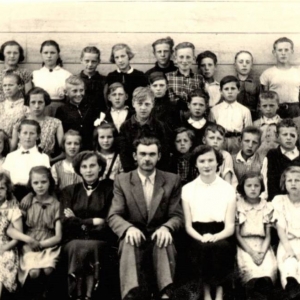 Nauczyciele od lewej strony: Kopcińska Z., Studziński Jerzy (kierownik), Śmietanka Teodora