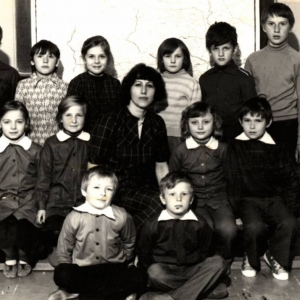 119. Uczniowie klasy II z wychowawcą Janiną Karczewską w roku szkolnym 1980/81.