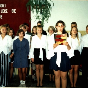 217.  Uczniowie klasy VIII podczas pożegnalnego występu (19 czerwca 1996 r.)