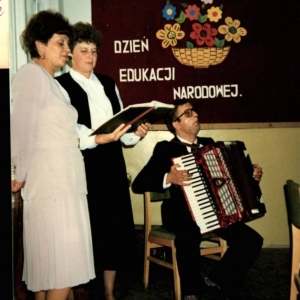 176. Członkowie zespołu Szuwary podczas Dnia Nauczyciela (13 października 1994 r.)