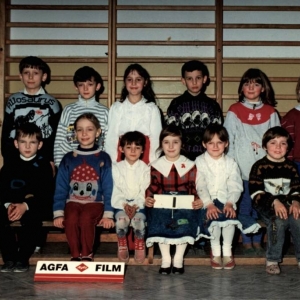 163. Uczniowie klasy I z wychowawcą Ewą Urbańską w roku szkolnym 1993/94.