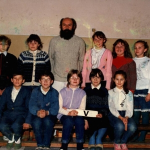 142. Uczniowie klasy V z wychowawcą mgr. J. Wasielewskim w roku szkolnym 1991/92.