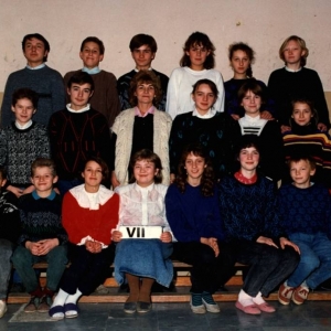 144. Uczniowie klasy VII z wychowawcą W.Lewicką w roku szkolnym 1991/92.