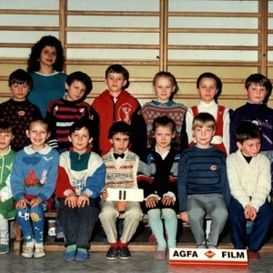 164. Uczniowie klasy II z wychowawcą Beatą Jakubowską w roku szkolnym 1993/94.