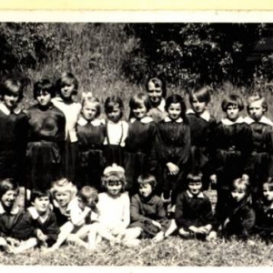 56. Dziewczęta Szkoły w Brudzędach w roku szkolnym 1964/1965.
