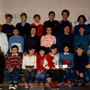 143. Uczniowie klasy VI z wychowawcą mgr. M. Małek w roku szkolnym 1991/92.