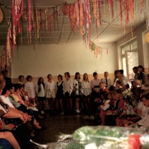 188. Uczniowie klasy VIII przedstawiają swój pożegnalny program artystyczny . Rok szkolny 1994/95.