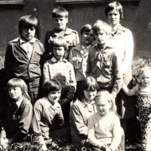 95. Klasa IV z wychowawczynią Barbarą Jankowską i jej synkiem Maćkiem w roku szkolnym 1976/77.