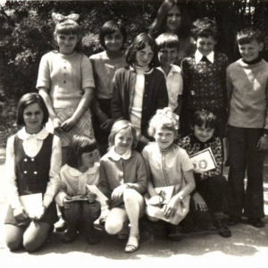 88. Uczniowie klasy IV z wychowawczynią Elżbietą Sartanowicz w roku szkolnym 1975/76.