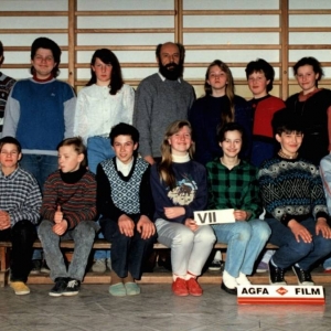 169.  Uczniowie klasy VII z wychowawcą Janem Wasielewskim w roku szkolnym 1993/94.