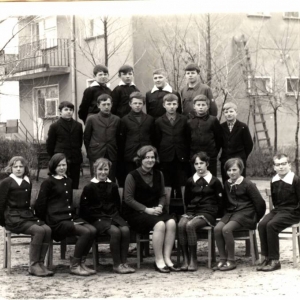 66. Klasa VI w roku szkolnym 1969/70 z wychowawcą Alicją Osipiuk.