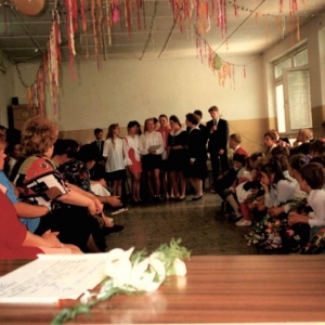 187. Uczniowie klasy VIII przedstawiają swój pożegnalny program artystyczny. Rok szkolny 1994/95.