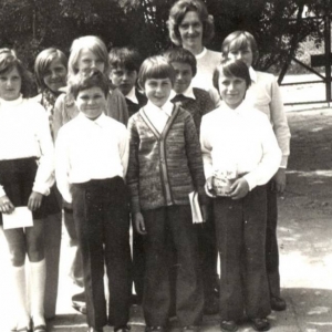 87. Uczniowie klasy VI z wychowawczynią Danutą Witkowską w roku szkolnym 1975/76. 