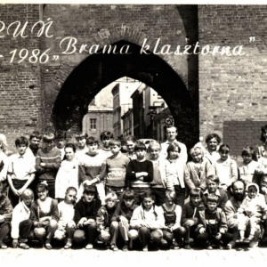 133. Uczniowie klas IV-VIII z opiekunami podczas wycieczki w Toruniu w 1986 r.