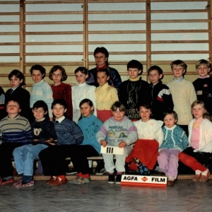 165. Uczniowie klasy III z wychowawcą Anną But-Husaim w roku szkolnym 1993/94.