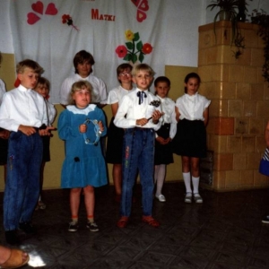 151. Przedstawiciele Samorządów klasowych podczas prezentacji programu dla zaproszonych mam. (26 maja 1993 r.)
