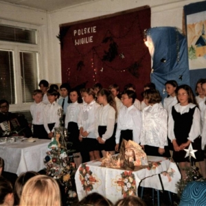181. Uczniowie podczas występów związanych ze świętami Bożego Narodzenia (21 grudnia 1994 r.) 