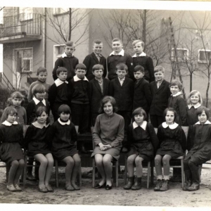 64. Klasa IV w roku szkolnym 1969/70 z wychowawcą Łucją Ciurko.