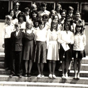 84. Klasa VIII z nauczycielami w roku szkolnym 1975/76.