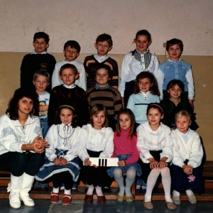 140. Uczniowie klasy III z wychowawcą Beatą Jakubowską w roku szkolnym 1991/92.