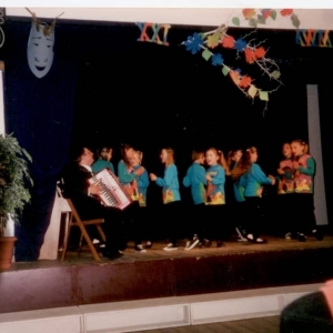 29. Uczniowie SP w Brudzędach podczas występów, maj 1996 r.