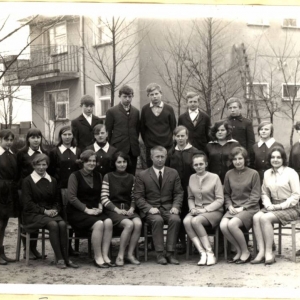 68. Klasa VIII w roku szkolnym 1969/70 wraz z nauczycielami.