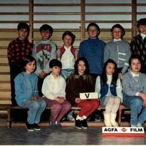 167. Uczniowie klasy V z wychowawcą Dorotą Orzech w roku szkolnym 1993/94.