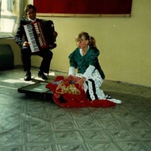 218. Uczniowie podczas występu artystycznego z okazji zakończenia roku szkolnego 1995/96.