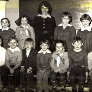128. Uczniowie klasy III z wychowawcą W.Lewicką w roku szkolnym 1982/83.