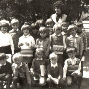 97. Uczniowie klasy II z wychowawczynią Wacławą Lewicką w roku szkolnym 1976/77.
