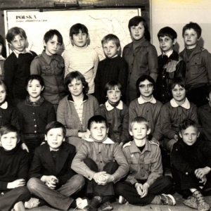 121. Uczniowie klasy V z wychowawcą Ireną Stypułowską w roku szkolnym 1980/81.