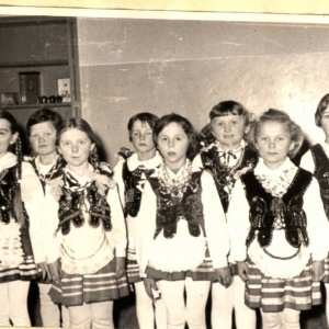 49. Dziewczynki z klasy I i II biorące udział w występach artystycznych na choince noworocznej. Rok szkolny 1964/65.