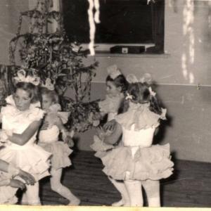 53. Rok szkolny 1964/1965.  Uczennice klasy I i II wykonują taniec "Walczyk". 