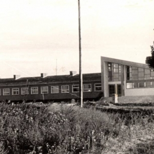 43.  Widok szkoły od strony szosy (październik 1959 r.). Szkoła w nowej lokalizacji.