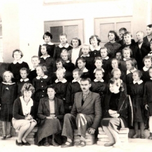 45. Zdjęcie uczniów wraz z nauczycielami wykonane na schodach nowej szkoły (październik 1959 r.) 