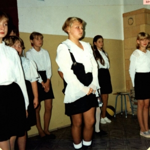 198. Uczniowie podczas uroczystości z okazji Dnia Edukacji Narodowej (12 października 1995 r.)