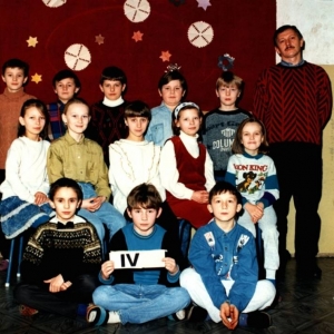 203. Klasa IV z dyrektorem szkoły mgr inż. W. Wielesikiem. Rok szkolny 1995/96.