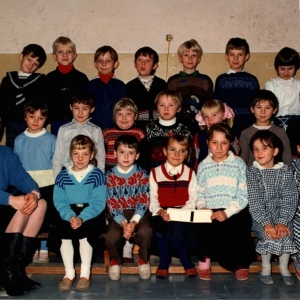 138. Uczniowie klasy I z wychowawczynią Anną But-Husaim w roku szkolnym 1991/92.