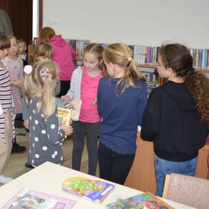 Dzieci ze świetlicy środowiskowej w Bibliotece w kolejce do wypożyczenia książek
