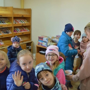 Dzieci ze świetlicy środowiskowej w Bibliotece częstowane cukierkami